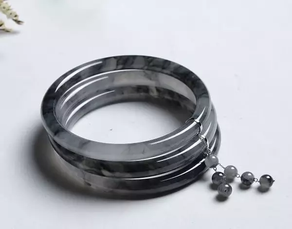 乌鸡种翡翠又称黑色翡翠，它真的有价值吗？  第4张