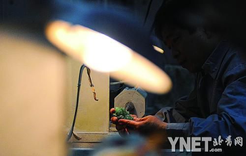 批发翡翠饰品京城玉雕浴火重生