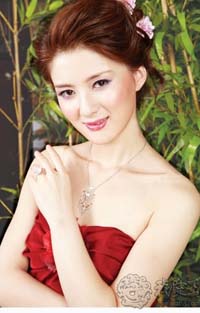 翡翠带绿玉手镯好吗翡翠使女人举手投足之间流露丰韵与优雅  第4张