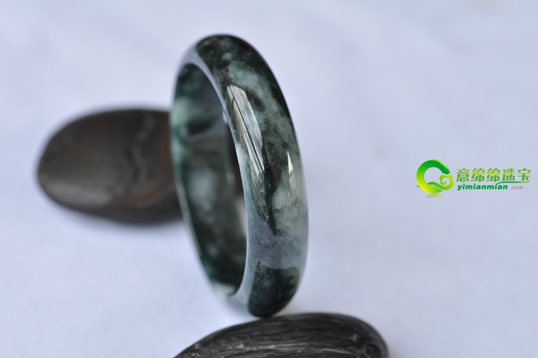 玫瑰金镶翡翠钻石戒指墨翠手镯图片鉴赏 庄重大气 独具风情的天然饰品  第2张