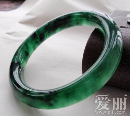 人养玉 玉养人 选购翡翠玉镯有诀窍组图  第3张
