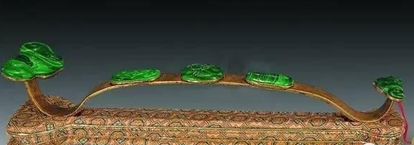 翡翠手镯_展示独一无二的“雀之女神”：孔雀石  第3张