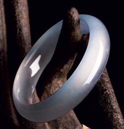 “妙俏惊奇、水种色俱佳”极品翡翠赏析（图）  第6张