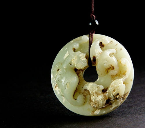 两用翡翠戒指加拿大将拍卖200件中国玉器 含清代青花代表作  第2张