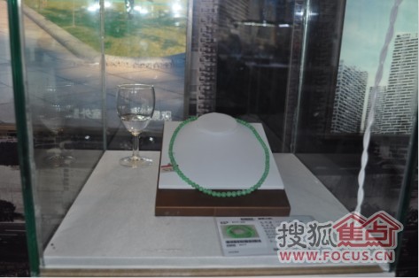 翡翠镯子天然纹21日新地中心奢华翡翠鉴赏会暨品质体验馆炫彩绽放