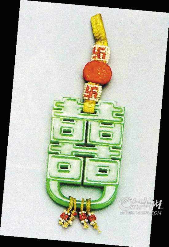 翡翠原石效果遥记当年，透雕双喜翡翠佩郎情妾意，人生岂能如初见  第2张