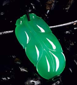 “妙俏惊奇、水种色俱佳”极品翡翠赏析（图）  第4张