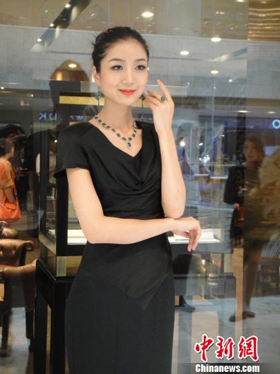 “百万翡翠配娉婷美女”为南京夏日降点温  第2张