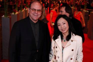 严歌苓柏林电影节走红毯 试戴珠宝独爱翡翠(图)  第2张