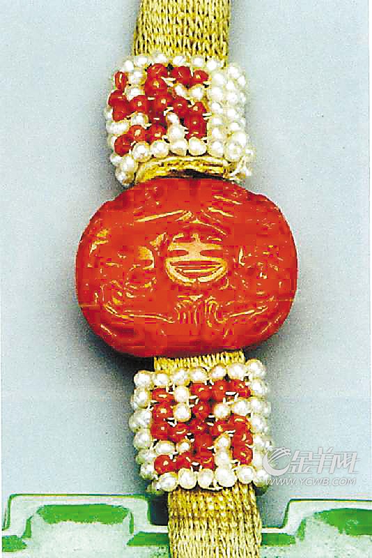 翡翠原石效果遥记当年，透雕双喜翡翠佩郎情妾意，人生岂能如初见  第1张