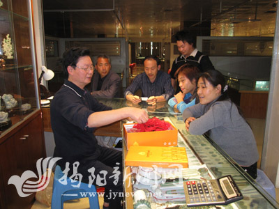 翡翠手镯能不能沾水阳美翡翠饰品飞入百姓家