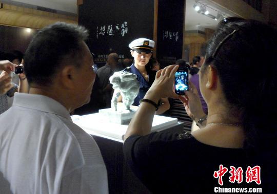 翡翠搭配"肥女人" 雕塑家许鸿飞个展显创意(图)  第2张