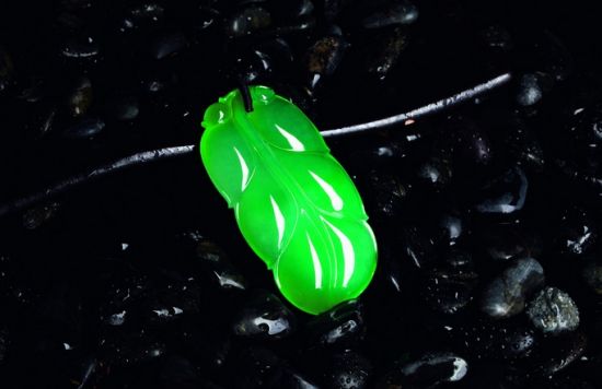 玉石市场：批发商加价20%抢购翡翠  第2张