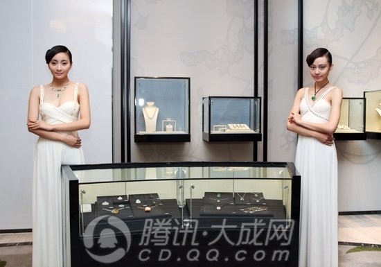 翡翠手镯发灰嘉艺雅藏蓉城绽放翡翠珠宝艺术之美(组图)  第4张