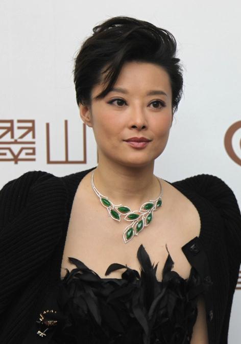 福州 翡翠手镯女古典与时尚的融合 女星优雅演绎翡翠珠宝(组图)  第6张