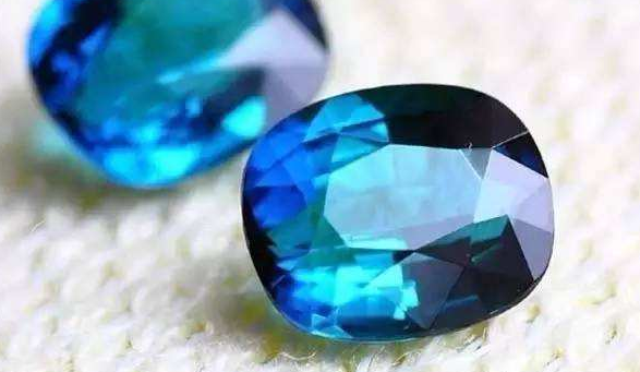 翡翠白底青碧玺作为珠宝界的七彩虹，火了那么久的原因，你是否有所了解呢？  第5张