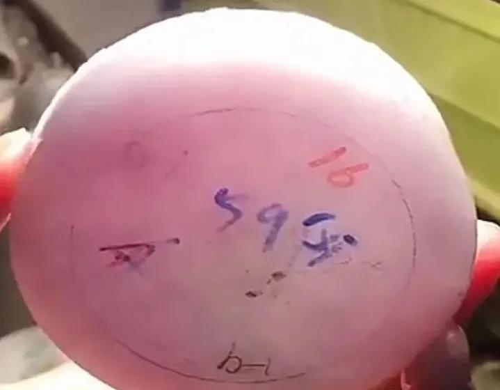 为什么玻璃种翡翠最贵翡翠有红绿黄紫白黑，但粉色呢？粉色翡翠有多美？真实存在吗？  第12张