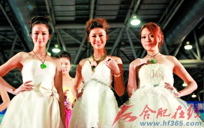 玉手镯翡翠手镯辨别美女模特展示翡翠珠宝 惊艳全场