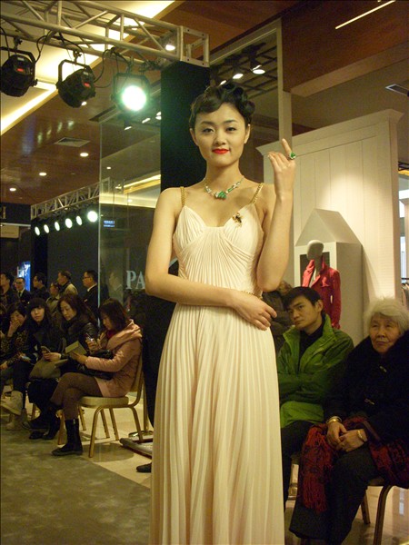 翡翠玉石在五行中属性仁和珠宝2012顶级奢华珠宝展之翡翠人生耀世登场  第3张