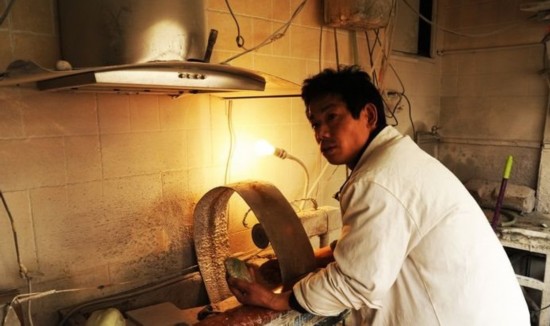 亲身经历翡翠赌石 50元切一刀  第9张