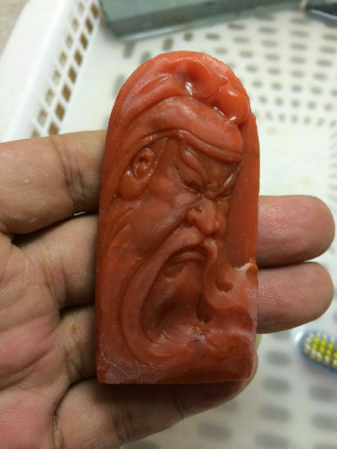 美女戴翡翠手镯图张祥伟 潜心创作塑造传神玉雕  第6张