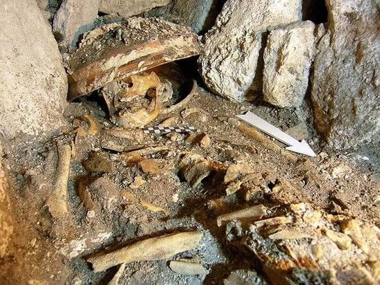 翡翠手镯如何鉴定好坏1300年前神秘玛雅古墓：女统治者头骨放在碗中  第1张