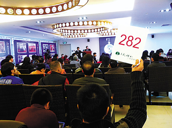 翡翠手镯如何优化羊城艺术品市场火爆 800元就能拍走翡翠  第2张