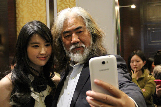 吊坠翡翠多少钱刘亦菲与张纪中出席活动 佩戴千万翡翠  第2张