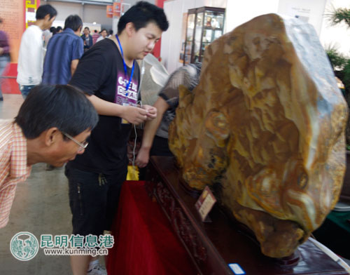 翡翠原石起冰渣2011昆明泛亚石博览会即将落幕 成交额将达2.23亿元(组图)  第1张