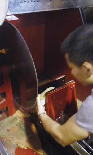 人造玉石加工工艺众人赌石 珠宝商四天卖出三百多块原石  第2张