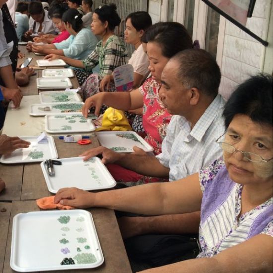 英媒记者揭秘缅甸翡翠交易阴暗面  第3张