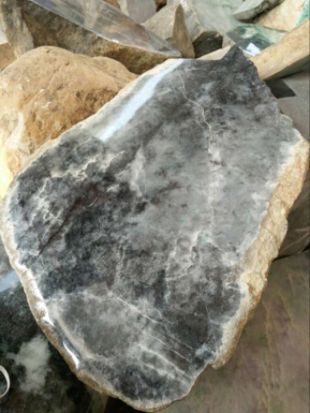 翡翠吊坠 白菜翡翠原石切出水沫玉，这是为什么？  第2张