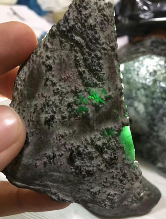 还没手掌大的墨翠原石，居然被万人争抢！为啥？  第9张