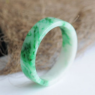 图文教你如何评估翡翠手镯的价值  第28张