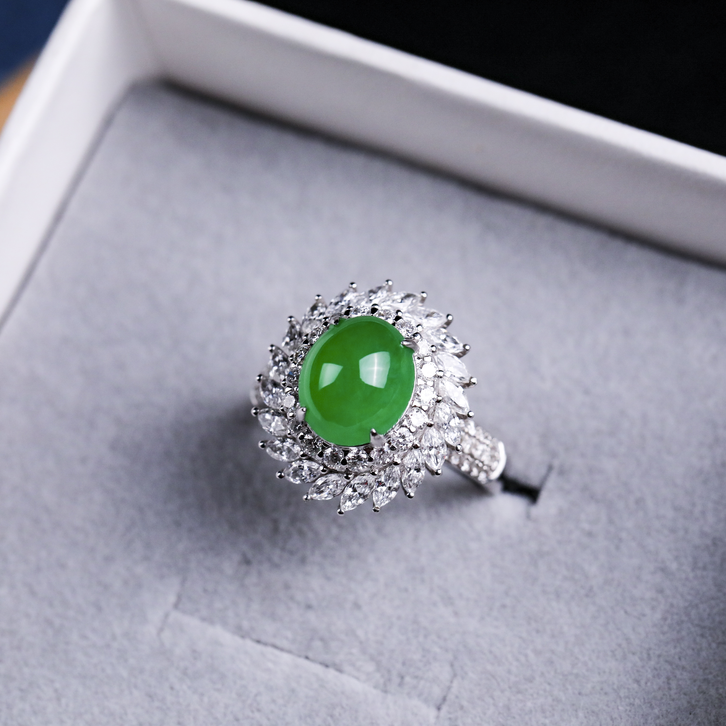 翡翠手镯里有空为什么别人手里的翡翠价格翻了几倍，而你手里的翡翠不断掉价？  第7张