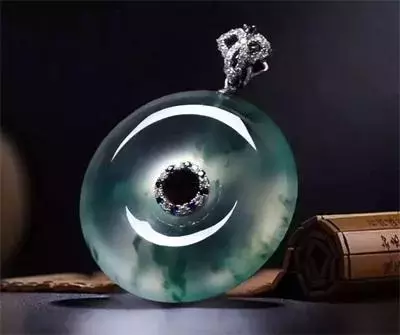 两个字就能让翡翠价格涨十倍，但99%的人不知道……  第1张