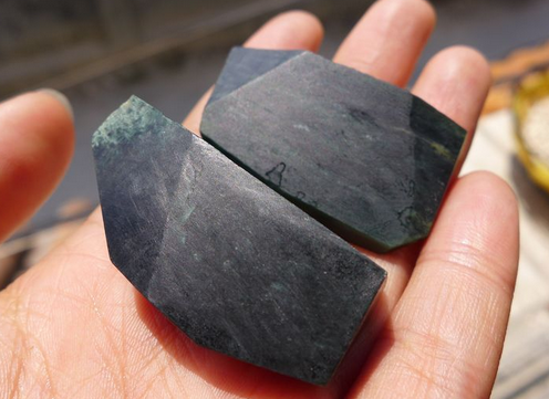 还没手掌大的墨翠原石，居然被万人争抢！为啥？  第4张