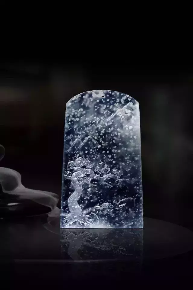 带癣的翡翠手镯价值影响翡翠价值的因素有哪些！  第1张