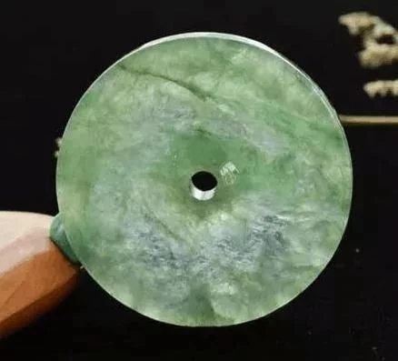 翡翠的价格为什么差距那么大？看着差不多的价格差那么多  第2张