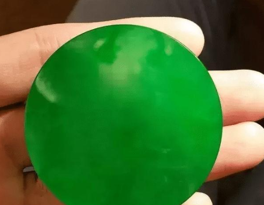 翡翠挂件上的蜡新型肺炎疫情过后，翡翠行业面临大洗牌！玉商该何去何从……  第2张