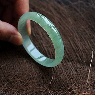 图文教你如何评估翡翠手镯的价值  第24张