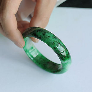 图文教你如何评估翡翠手镯的价值  第25张