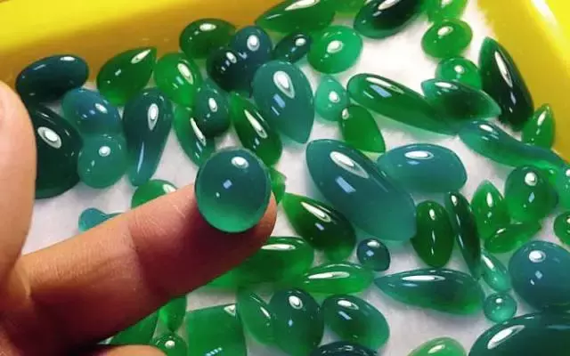 半绿半白翡翠手镯你不可不知的水晶知识大全  第10张