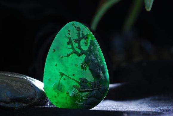 西安 翡翠手镯毛料墨翠真的越黑越好吗？  第2张