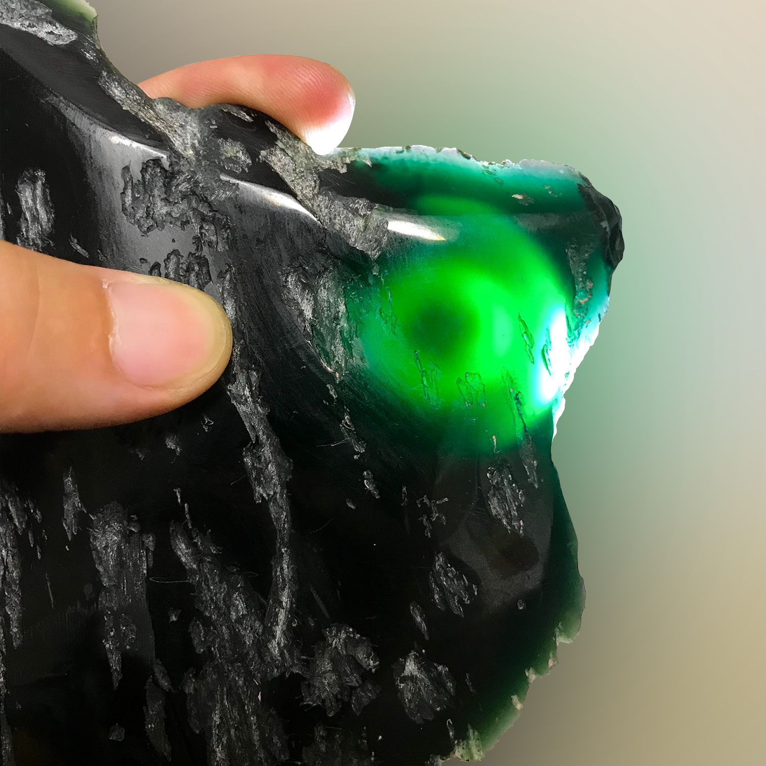 沉香翡翠挂件图片大全墨翠看上去一片漆黑，就不能用种、水、色来评价它了吗？墨翠看上去一片漆黑，就不能用种、水、色来评价它了吗？  第1张