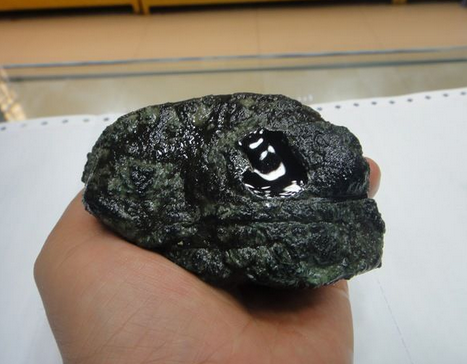 还没手掌大的墨翠原石，居然被万人争抢！为啥？  第2张