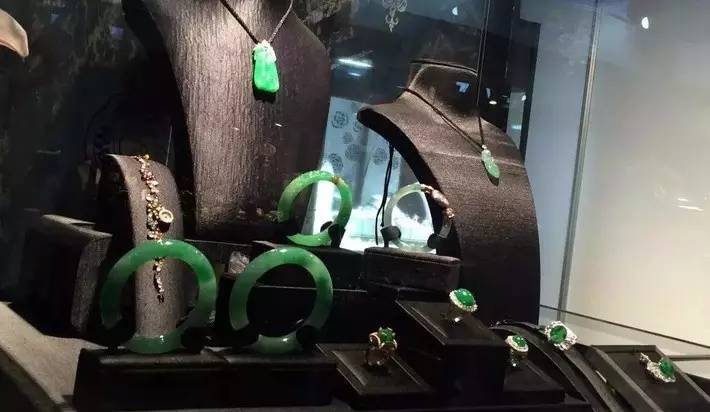 图文教你如何评估翡翠手镯的价值  第6张