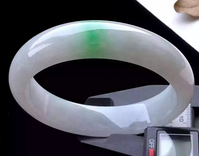 翡翠毛料一般什么价格你的手镯价值有多高？最先看的不是种水色而是它！  第3张