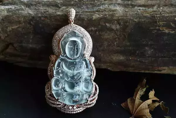 带癣的翡翠手镯价值影响翡翠价值的因素有哪些！  第6张