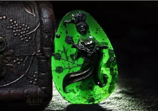 碧玉跟翡翠的区别黑色的石头别急着扔，普通人都不认识的珍稀墨翠！  第1张